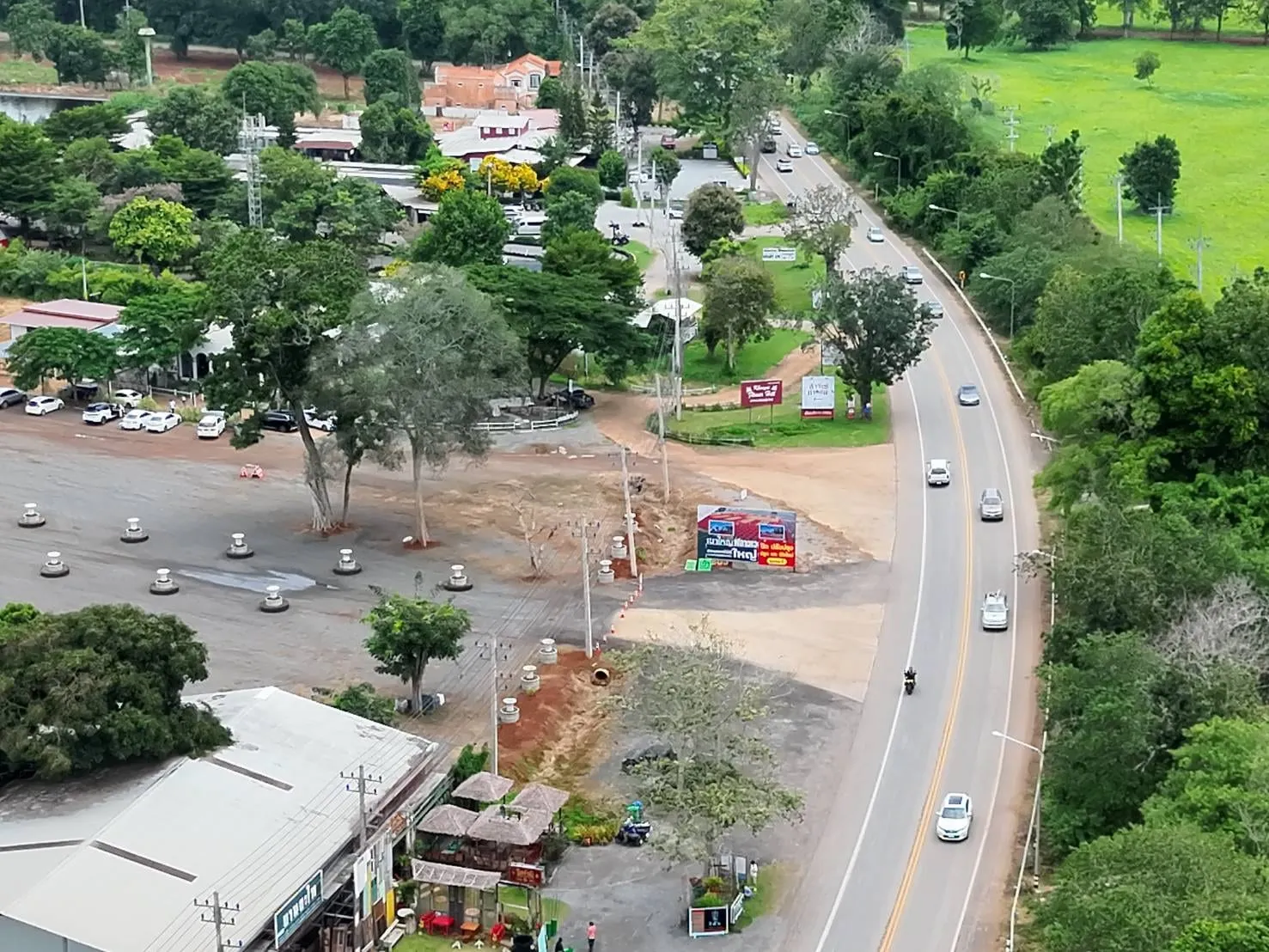 ภาพมุมสูงเหนือถนนสายหลักเขาใหญ่ เห็นแนวเขาและที่ตั้งโครงการ